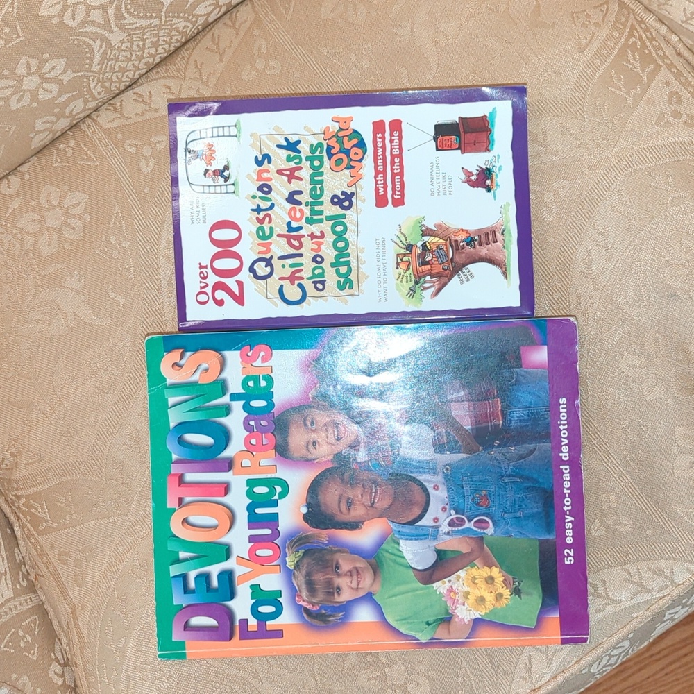 Devotions for Young Readers & Over 200 ?s Children Ask About Friends,School,🌎